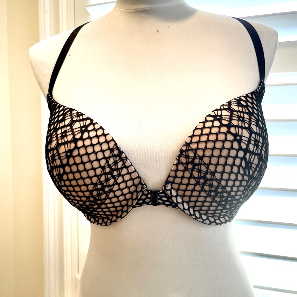 Victoria’s Secret Lace Studded Push Up Bra 32 DDD